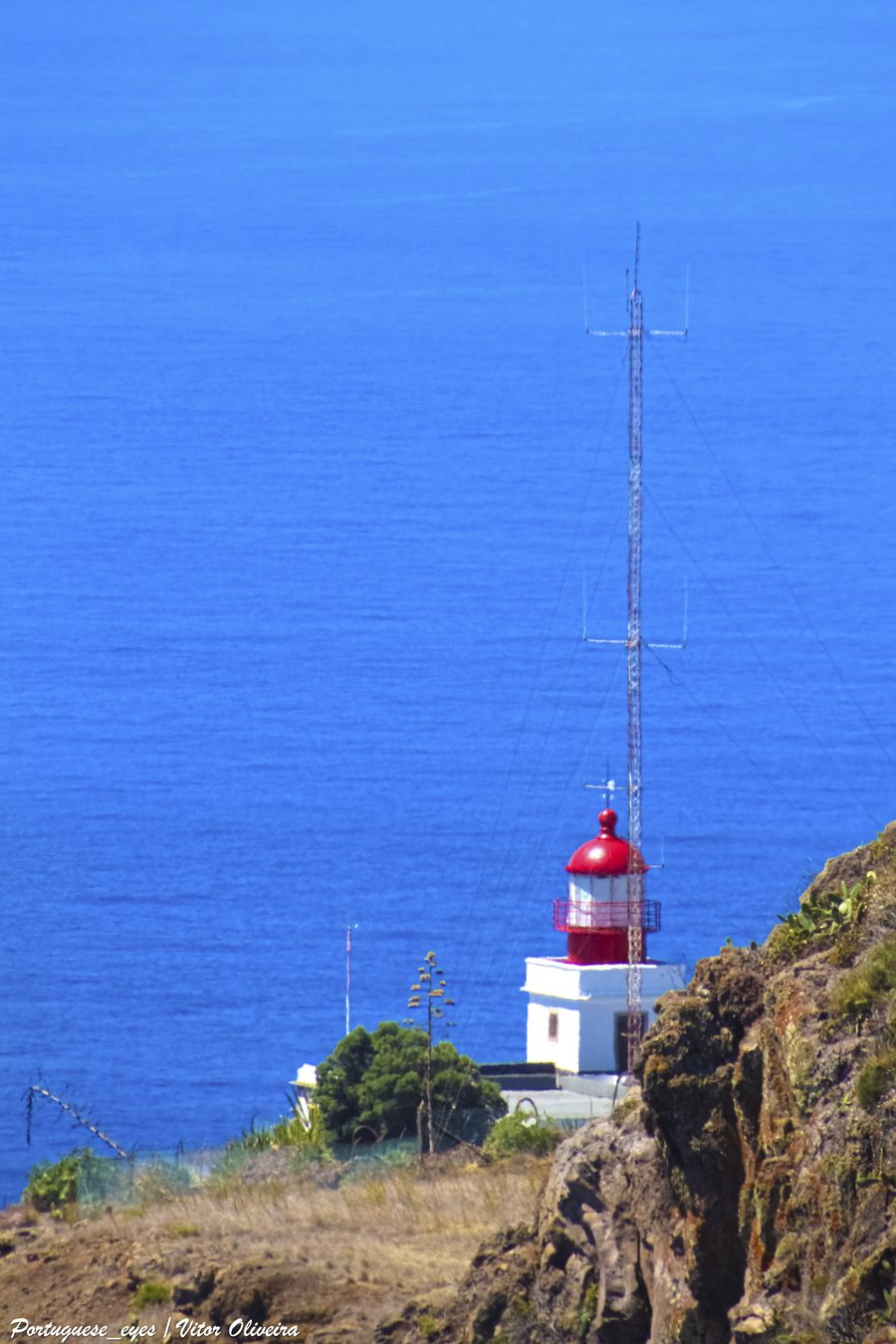 Leuchtturm von Ponta Do Pargo auf einer Klippe an Madeiras Westküste