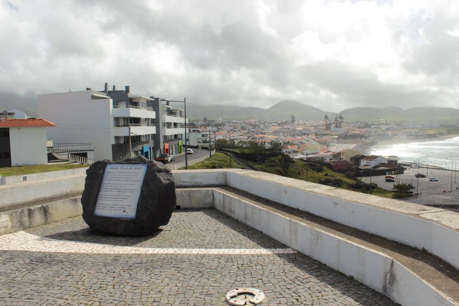 Blick vom Miradouro do Palheiro auf die grünen Berghänge Madeiras