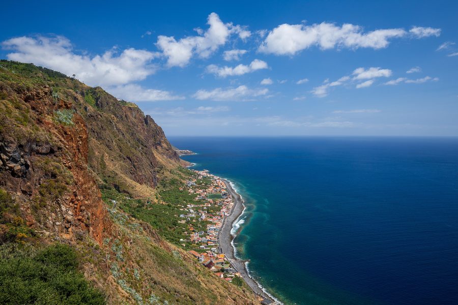 Küstenort Paul do Mar, von einem Aussichtspunkt in Fajã da Ovelha auf Madeira aus gesehen
