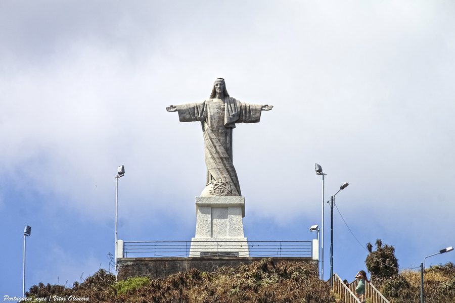 Cristo Rei bei Garajau mit Blick auf die Atlantikküste von Madeira