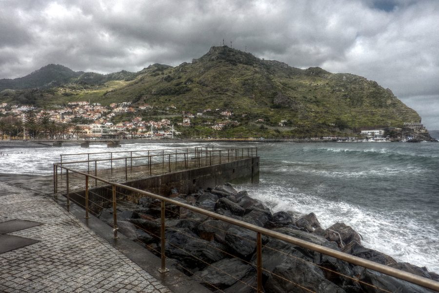 Blick über die Bucht von Machico an einem stürmischen Tag