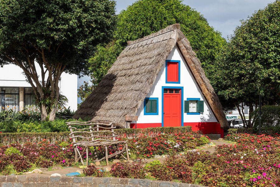 Traditionelle dreieckige, strohgedeckte Häuser in Santana auf Madeira