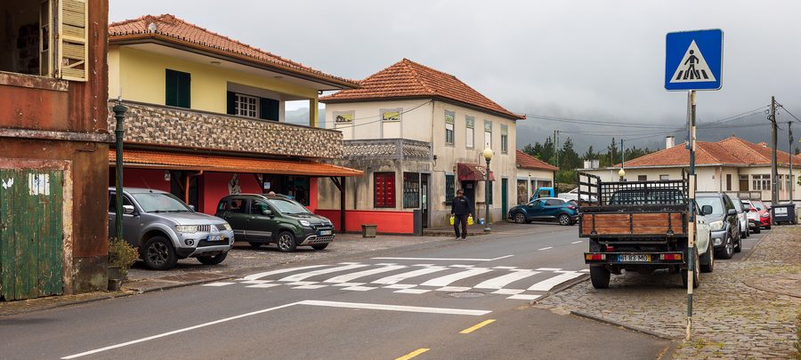 Die ER 207 führt durch Santo António da Serra in Machico auf Madeira.