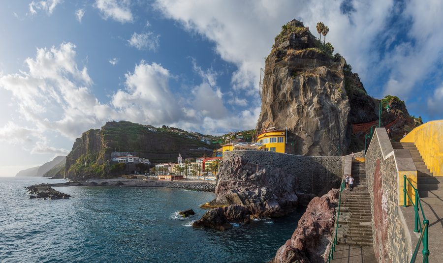 Küstenansicht von Ponta do Sol auf Madeira mit Atlantik und bebautem Hang