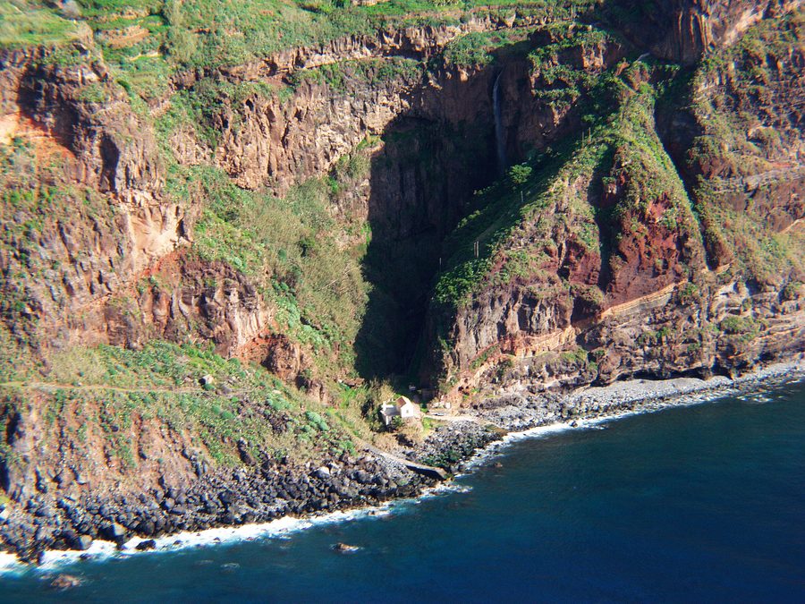 Luftaufnahme von Calhau da Lapa an der Küste von Campanário auf Madeira