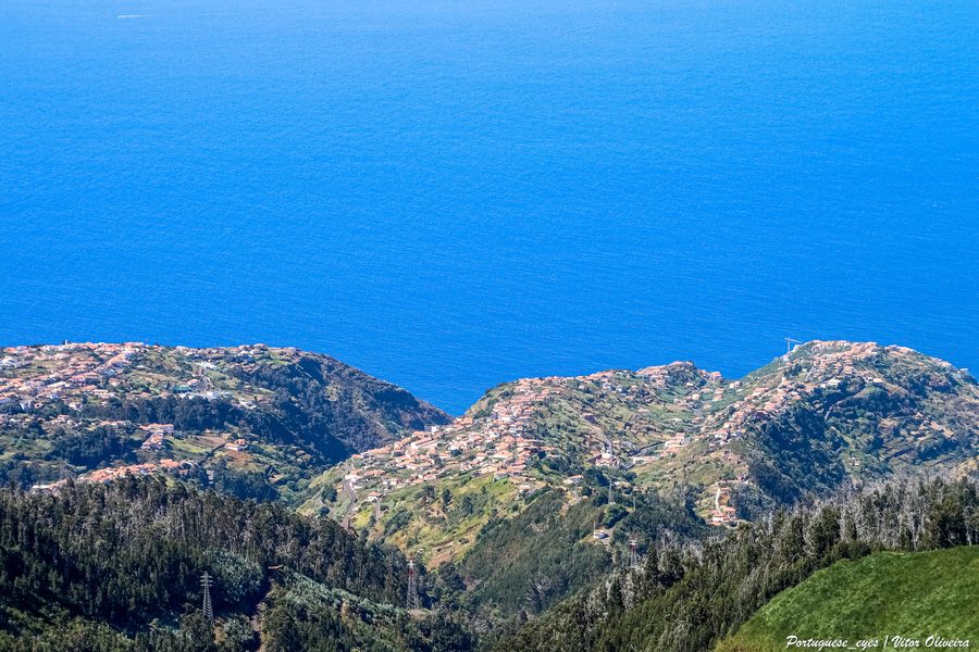 Blick auf Arco da Calheta an der Atlantikküste Madeiras