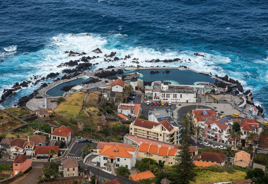 Naturschwimmbecken von Porto Moniz, von einem Aussichtspunkt aus gesehen