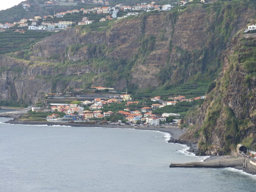Teil von Tabua auf Madeira, gesehen vom Miradouro de São Sebastião in Ribeira Brava