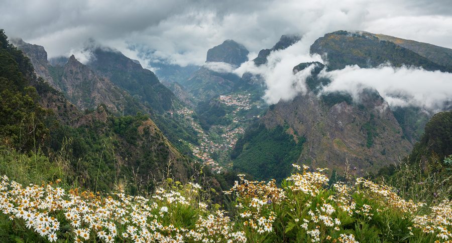 Panorama des tiefen Tals von Curral das Freiras auf Madeira, umgeben von steilen Bergen