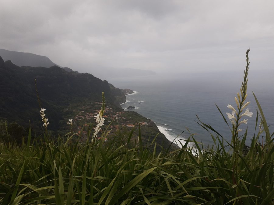 Arco de São Jorge auf Madeira aus der Perspektive eines Aussichtspunkts