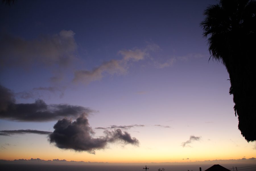 Purpurlicht über der Landschaft vor Estreito da Calheta auf Madeira
