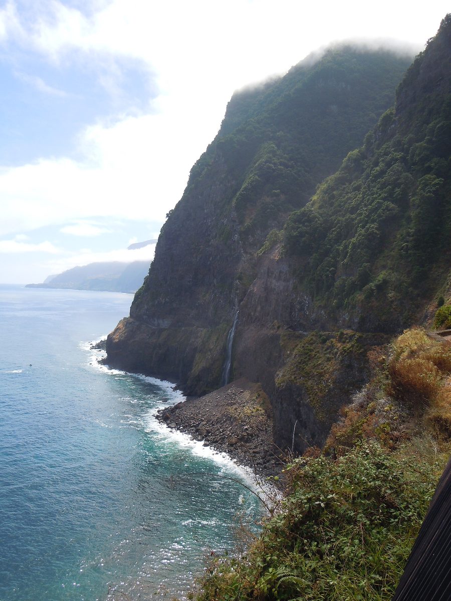 Wasserfall Cascata do Véu da Noiva nahe dem Miradouro do Véu da Noiva bei Seixal auf Madeira