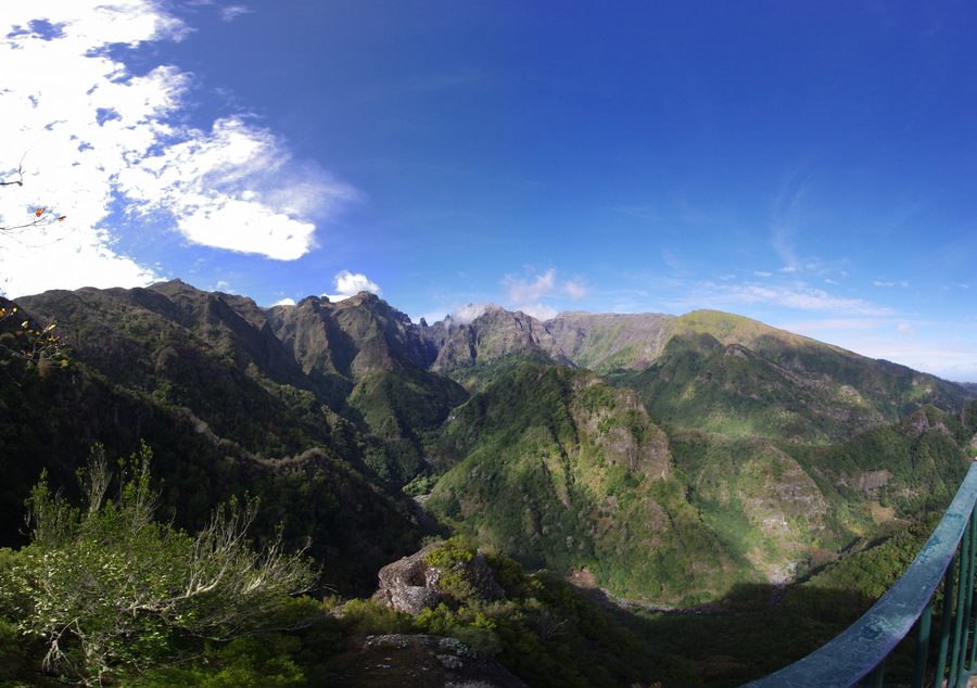 Vereda dos Balcões bei Ribeiro Frio in der Berg- und Waldlandschaft Madeiras