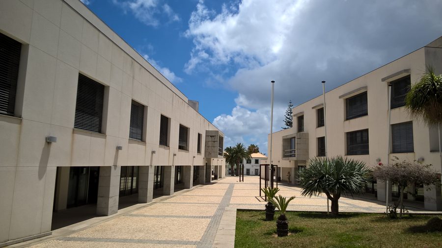 Rathaus und Kulturzentrum von Vila Baleira auf Porto Santo