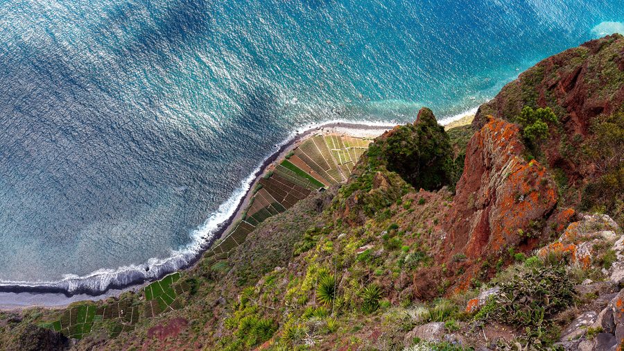 Steile Meeresklippe von Cabo Girão auf Madeira mit terrassierten Hängen an der Küste