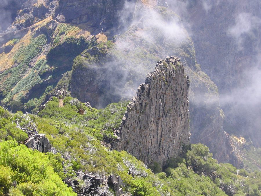 Basaltischer Dike bei Achada do Teixeira in Santana auf Madeira