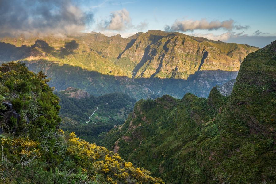 Blick über das Ribeira-Brava-Tal bei Lombo do Mouro in Serra de Água auf die umliegenden Berge