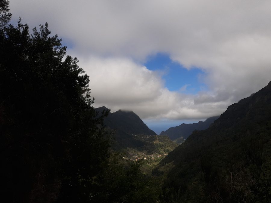 Blick von der Levada dos Tornos auf das grüne Tal von Boaventura auf Madeira