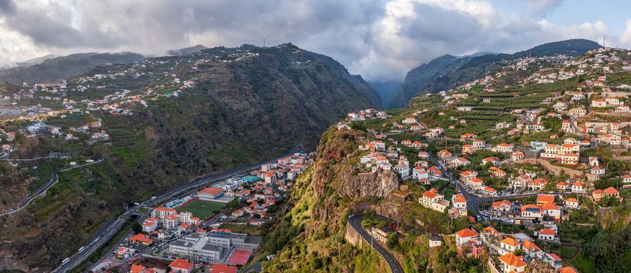 Ribeira Brava liegt auf mehreren Ebenen zwischen Bergen und im Ribeira-Brava-Tal auf Madeira.