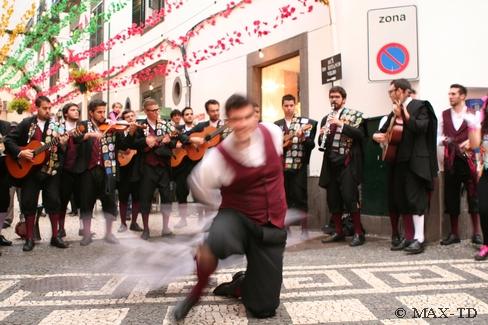 Tänzer und Kapelle auf der Fiesta de Se in Funchal